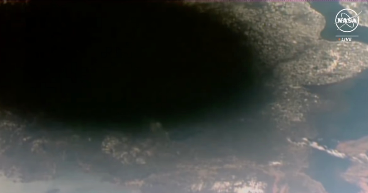 Watch International Space Station Soars Into Moon S Shadow During